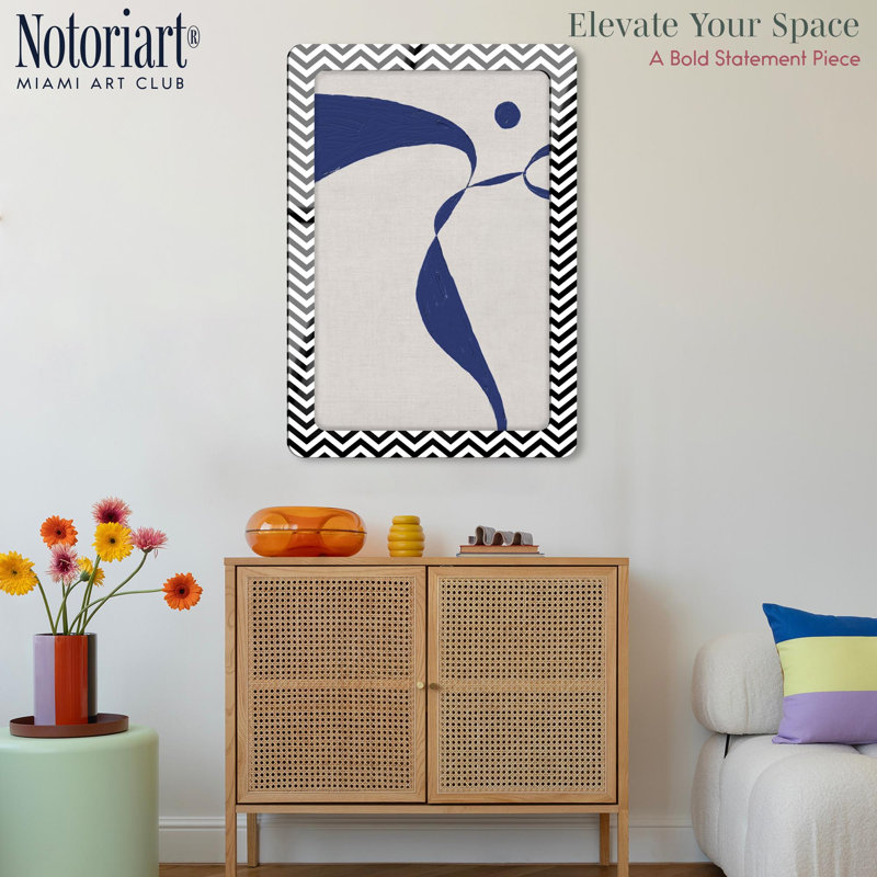 Cadre mural Moon Chassing Acrylique par NOTORIART, H 39,5 po x l 27,5 po, Arrondi, Noir et blanc