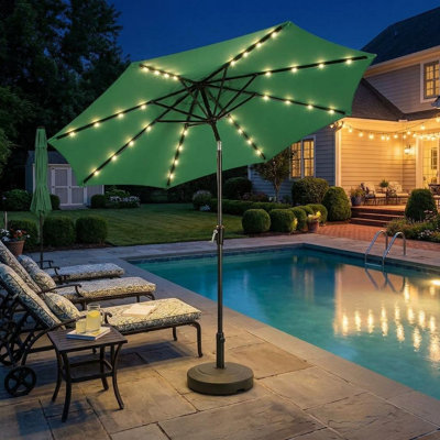 Parasol de patio avec 32 lumières DEL solaires, inclinable et manivelle pour jardin, terrasse, cour et piscine
