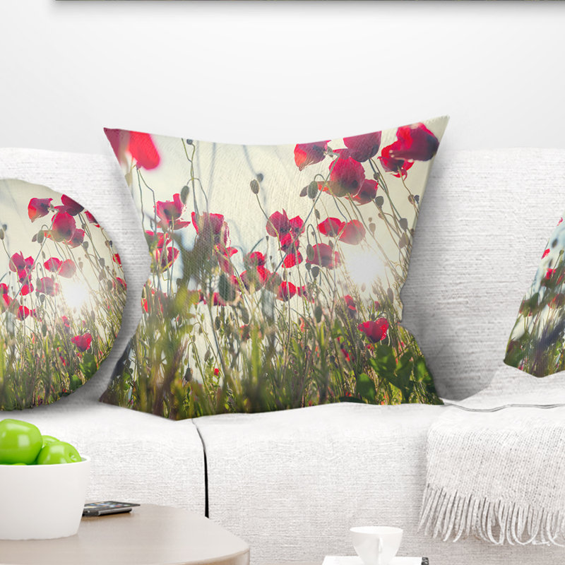 Fleurs de coquelicots sur le pré d'été - coussin à imprimé floral, 16 po x 1 po, Coussin décoratif