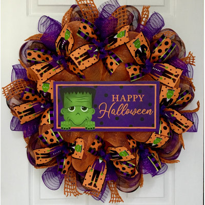 Joyeuse couronne d'Halloween avec un monstre