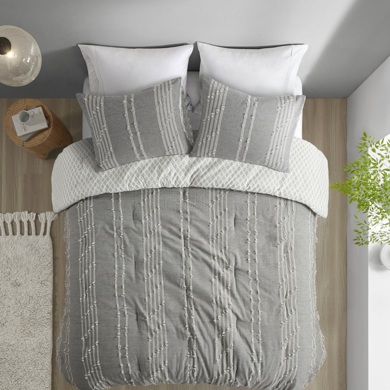 3 pièces d'édredon en coton gris double / grand. 100% coton. Rayures sur fond gris. Revers avec design. Barre cachée. 2 taies décoratives assorties. Lavable à la machine. Lit double / grand. Couleur brodée