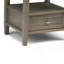 Table de bout transitionnelle en bois massif de 20 po de largeur en gris vieilli