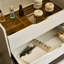 31 coiffeuses avec lumières DEL à 3 températures de température, plateau de table en verre visible, 3 tiroirs et banc de rangement, blanc et verre pour les tiroirs de chambre à coucher, miroir d'éclairage 3 couleurs, utilisation de banc à miroir