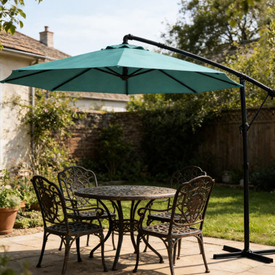 Grand parasol extérieur en porte-à-faux avec auvent rotatif 360 ° et inclinable 090, auvent 200 g / m² pour la protection, nervures antirouille, poignée à manivelle, housse de protection à base croisée ventilée pour patio à 6 positions