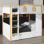 Lit superposé en forme de maison avec lit gigogne et tablettes de rangement, cadre de lit superposé en bois avec barrières et échelle de type maison-385835608