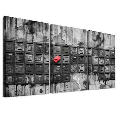 Ensemble de 3 toiles murales représentant une enveloppe rouge dans une rangée de boîtes aux lettres rouillées