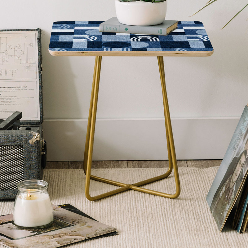 table de bout à pieds croisés