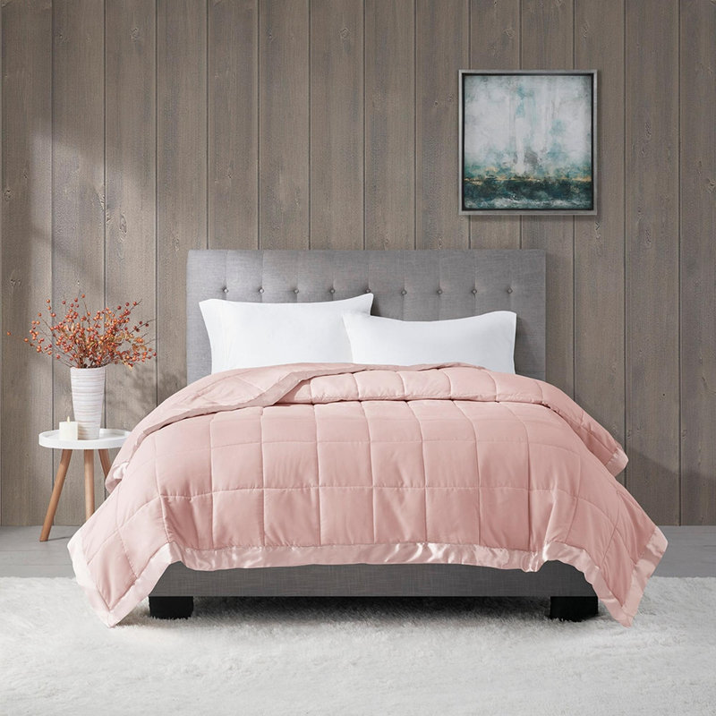 Très grande couverture en duvet synthétique avec bordure en satin, Très grand lit, Rosé