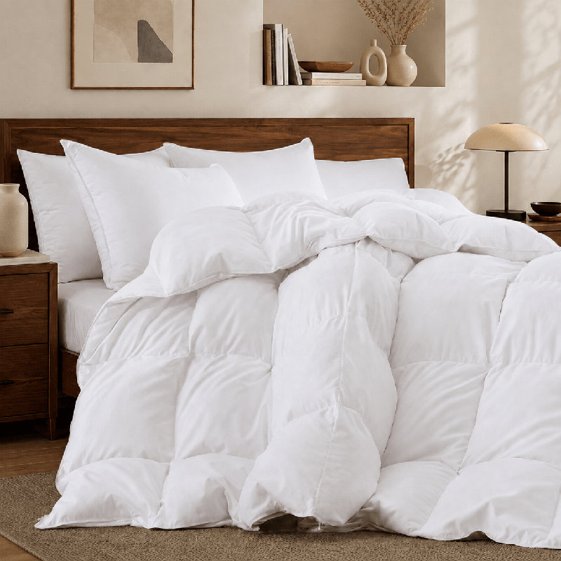 Couette en duvet douce, confortable et silencieuse pour toutes les saisons, garnie de fibres de plumes moelleuses et dotée de fixations aux coins pour un maintien optimal.