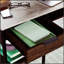 Bureau spacieux en forme de L avec bibliothèque à cinq tablettes, idéal pour le bureau à domicile et le bureau, maximisant l'espace de travail et le rangement.