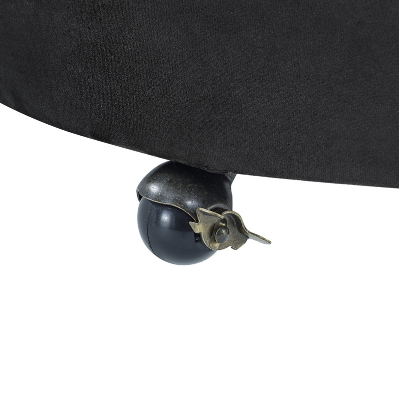 Fauteuil pivotant moderne en velours noir, avec accoudoirs à boutons et roulettes pour un confort optimal. Siège noir luxueux pour le salon.