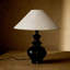 Petite lampe de table moderne en céramique blanche avec abat-jour en lin pour le salon de la chambre à coucher, ampoule incluse