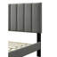 Très grand lit dans une boîte avec tête de lit tapissier en tissu gris