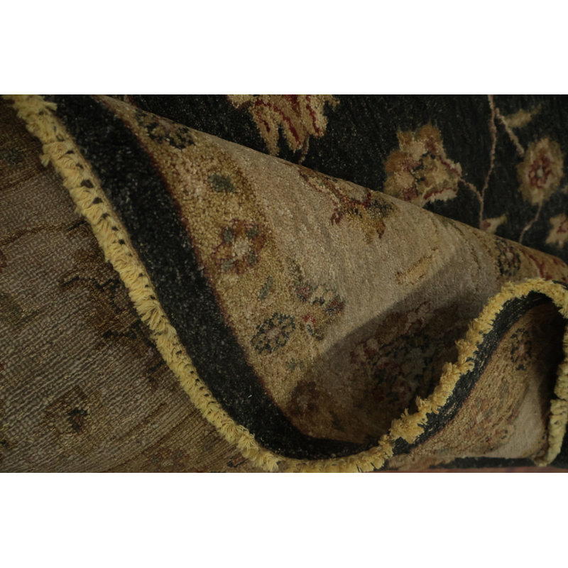 Luxueux tapis floral noir Peshawar avec une élégante bordure crème 6 x 9