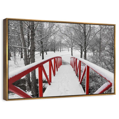 Passerelle rouge enneigée