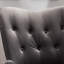 Fauteuil chic en velours gris avec dossier en bois et pieds magnifiques-537734893