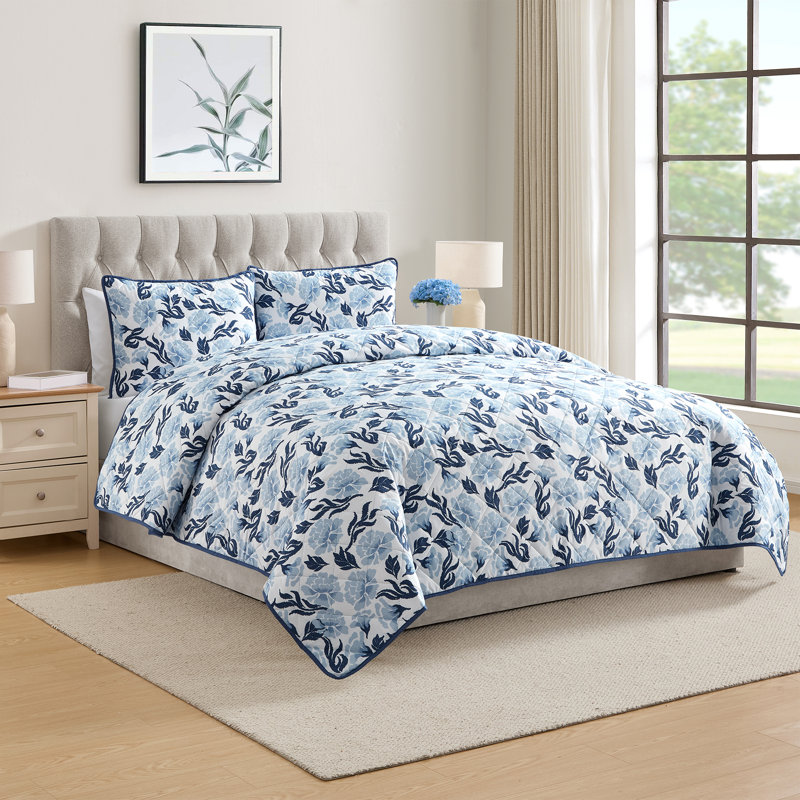 VCNY Home Whisper Blue 3-Piece Floral Quilt Set, Full/Queen, Full Quilt + 2 Standard Shams, Blue/White Floral