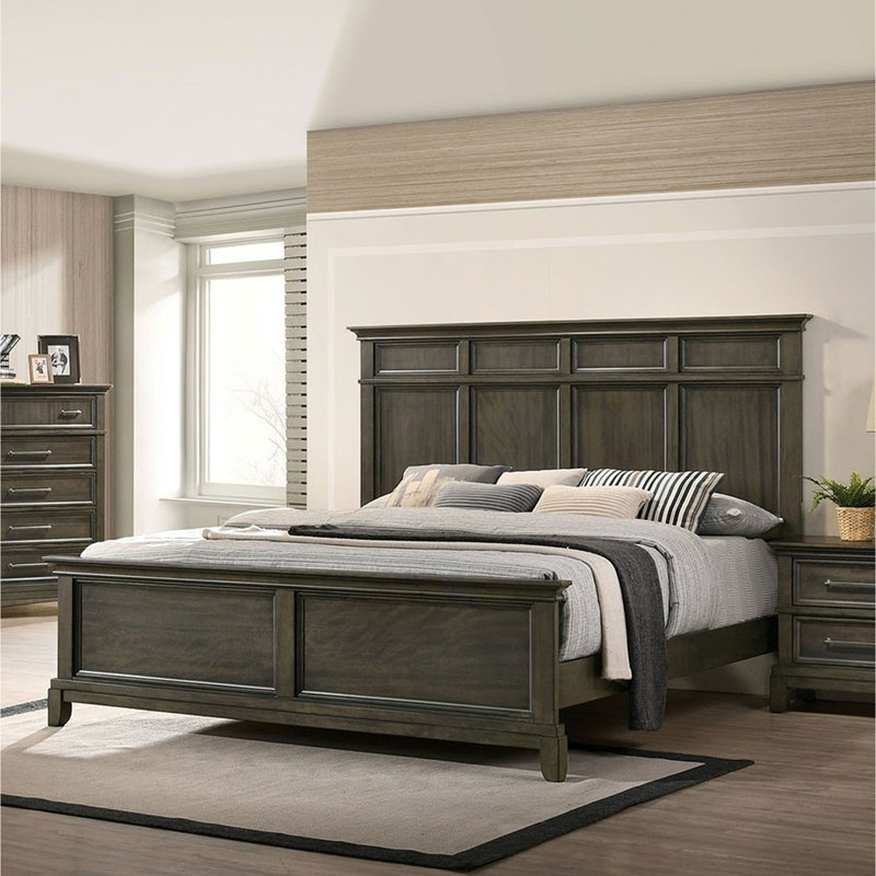Grand lit en bois massif gris avec tête de lit à panneau et moulures couronnées, structure de taille traditionnelle en couleur