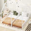 Lits plateforme simple en métal, style maison avec garde-corps sécurisés, chambre blanche en forme de maison stable-579090837