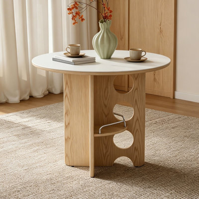 Table de salle à manger ronde de style médiéval en pierre frittée blanche avec compartiments de rangement, pieds en panneau de fibres à densité moyenne de couleur noyer. Convient à une salle à manger pour une famille de 2 à 4 personnes. Plateau de table à deux couches.