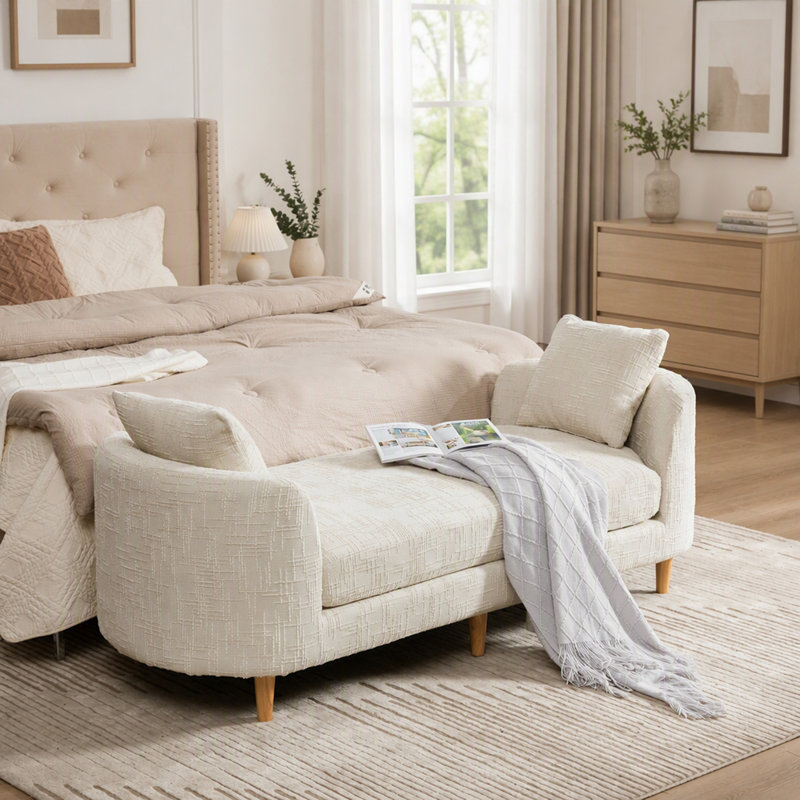 Banc de lit moderne capitonné avec accoudoirs et coussins cylindriques