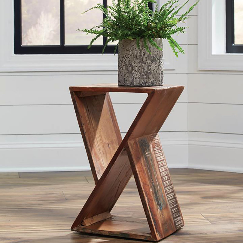 Table d'appoint en bois recyclé avec un design géométrique moderne de silhouette rustique dans des tons bruns
