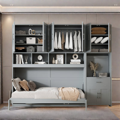 Lit escamotable peu encombrant avec tablettes ouvertes, placard, armoires de rangement et bureau