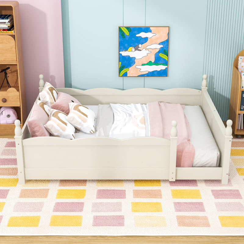 Lit en bois avec tablette pour livres et garde-corps, Grand lit, Beige