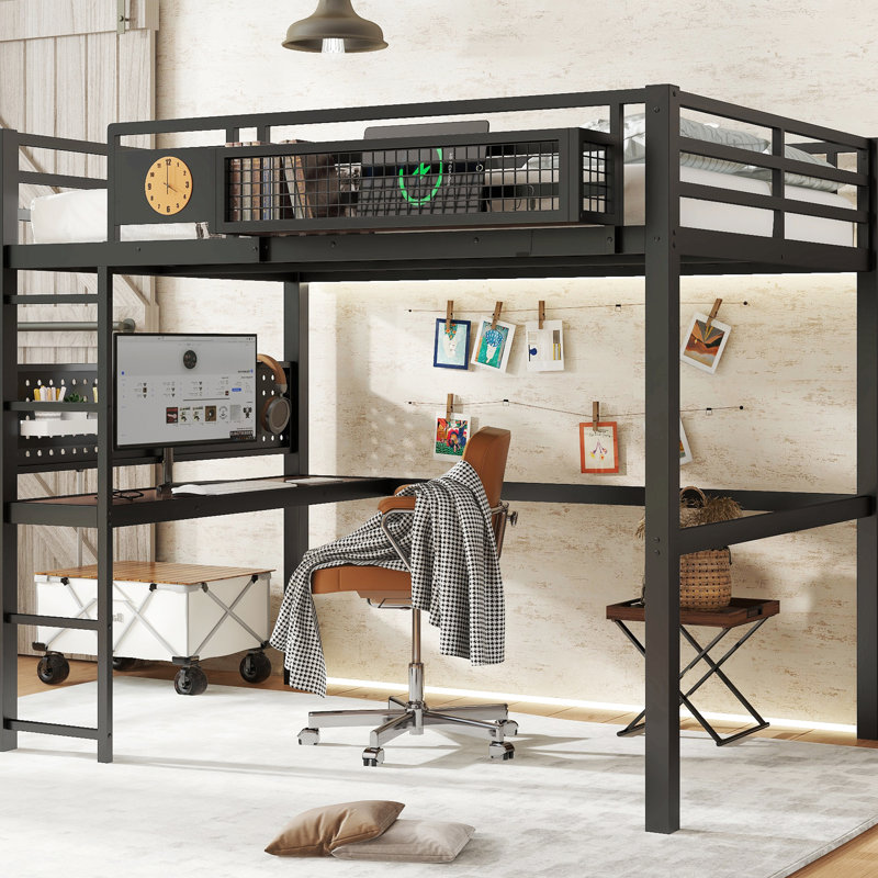 Lit mezzanine double pleine grandeur avec horloge latérale, charge et rangement pour une chambre à coucher confortable en métal dans le rangement de chevet, espace de travail pour économiser de l'espace