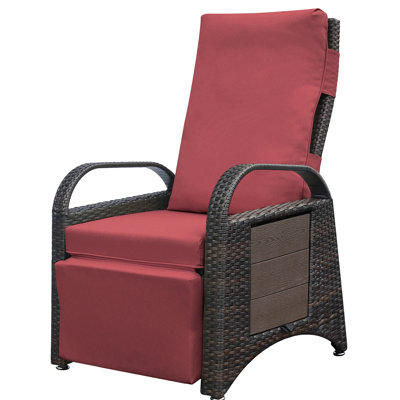 Fauteuil inclinable de patio réglable en tissu tissé à la main et imperméable, rouge, avec boucle de réglage sécurisée pour l'extérieur, table intégrée et revêtement marron.