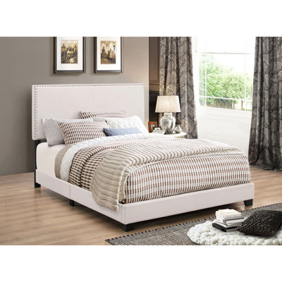 Très grand lit à panneau tapissier en tissu doux, garniture cloutée pour le style, structure en bois robuste, sommier tapissier requis