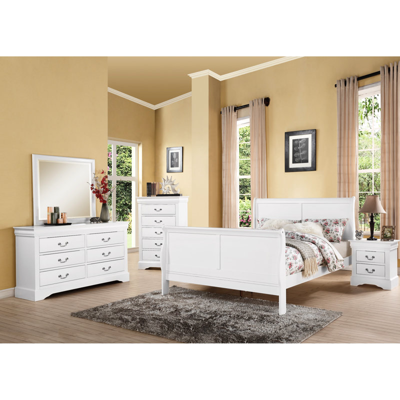 Grand lit blanc avec tête de lit courbée élégante pour une chambre à coucher sophistiquée