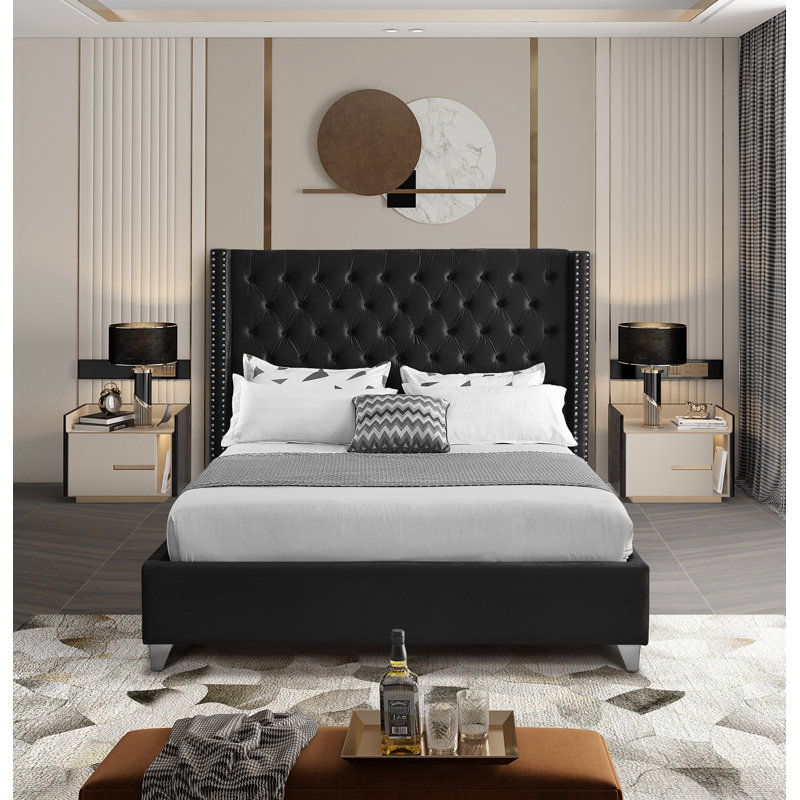 Lit plateforme tapissier capitonné à profil bas en bois massif Joclynn, Velours noir, Très grand, Chrome