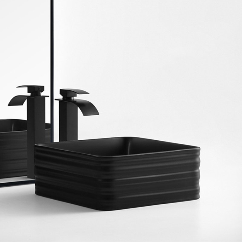 Bassin carré de 15 po Quadra avec finition blanc mat, Noir mat