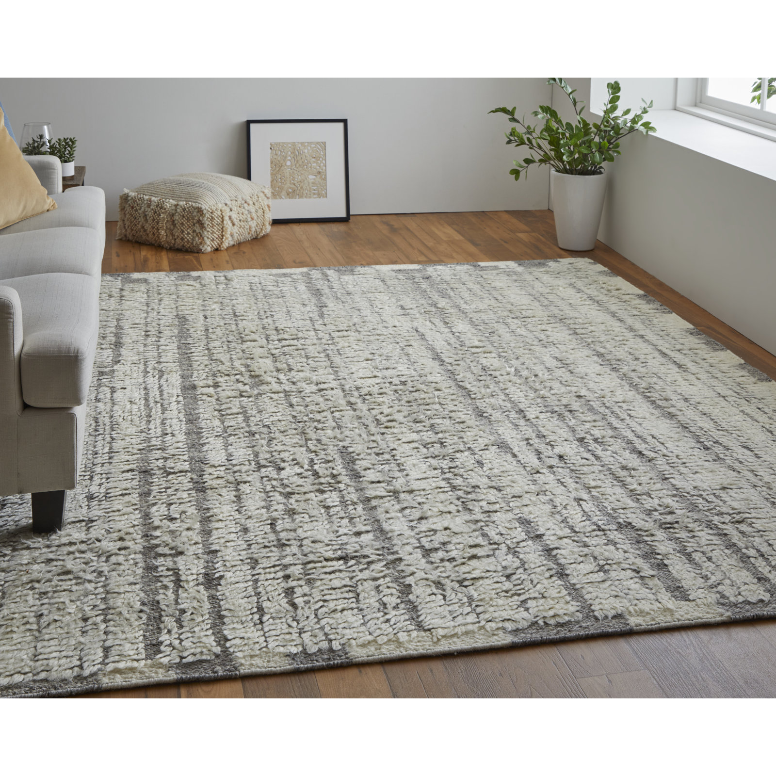 Jalaycia Handmade Wool Rug, Rectangle 5'6" x 8'6"