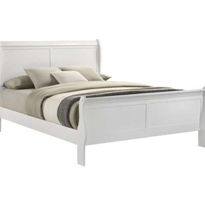 Queen Bed With White Wood Tone, Design And Airy Presentation In Bedroom Style Open Silhouette For Interior