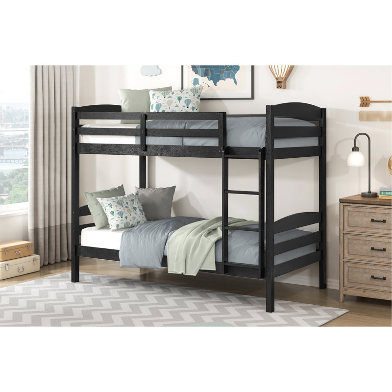 Lit simple noir au-dessus d'un lit superposé, garde-corps sur le dessus, cadre de lit en bois, finition idéale pour les chambres d'amis