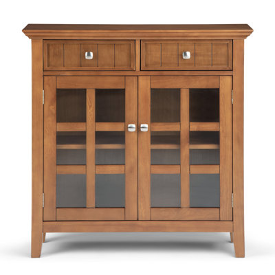 Armoire de rangement transitionnelle en bois massif avec tiroirs, portes en verre et tablettes réglables Acadian