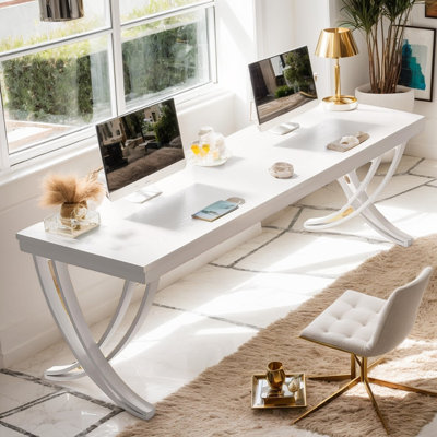 Bureau double industriel robuste de 200 cm de large, poste de travail partagé spacieux avec structure métallique renforcée à revêtement en poudre.