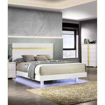 Cadre de lit blanc très grand avec design contemporain et DEL sous le lit, détails garnis d'acrylique, mélange d'autres matériaux en bois d'ingénierie, moderne prêt pour le matelas avec lumières DEL de finition, garniture décorative