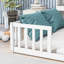 Lit blanc à plancher double avec bibliothèque et tablettes attachées, barrières de sécurité pour la chambre à coucher à l'intérieur et à l'extérieur, espace de sommeil écoénergétique