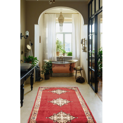 Tapis rouge Kayseri 2 pi 9 po x 6 pi 7 po