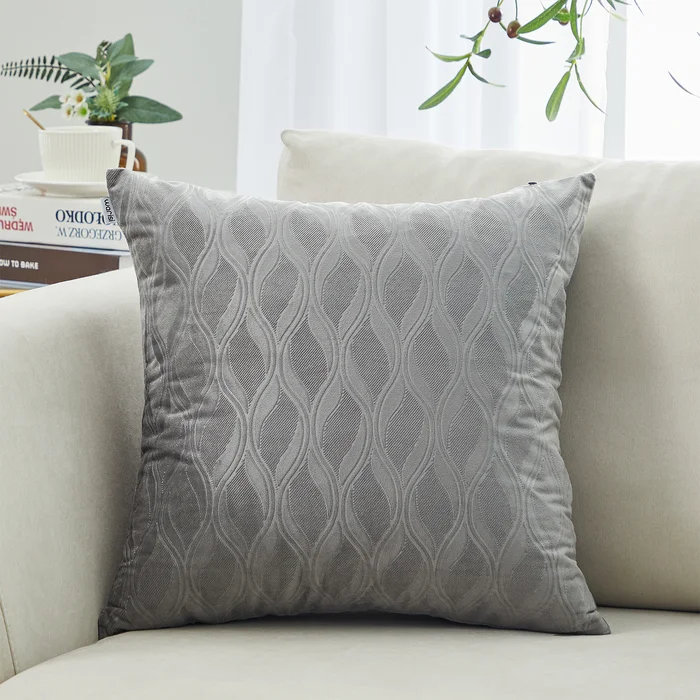 Coussin décoratif en velours à motif géométrique Velvet Ocean Waves, Gris