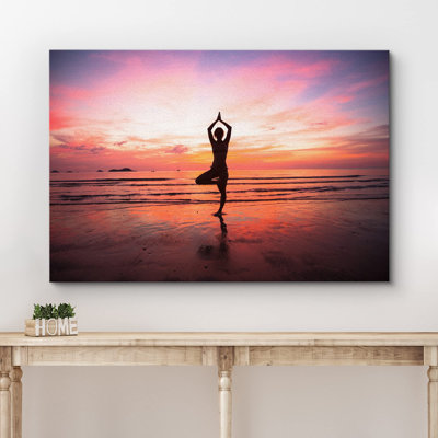 Femme méditant sur la plage Coucher de soleil Coucher de soleil Photographie océan Urbain contemporain Ultra
