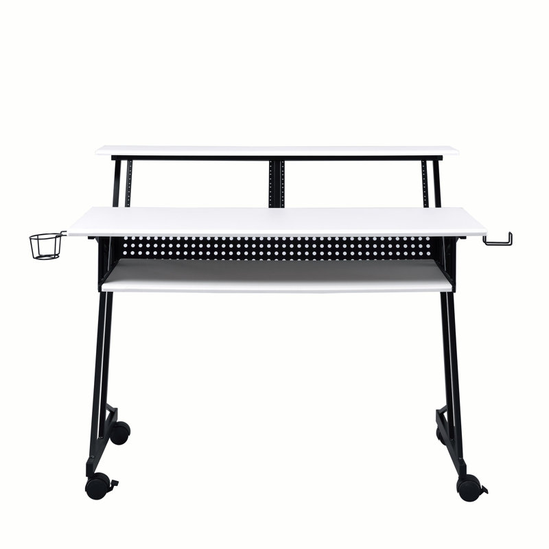 Bureau studio d'enregistrement de musique blanc et noir suitor