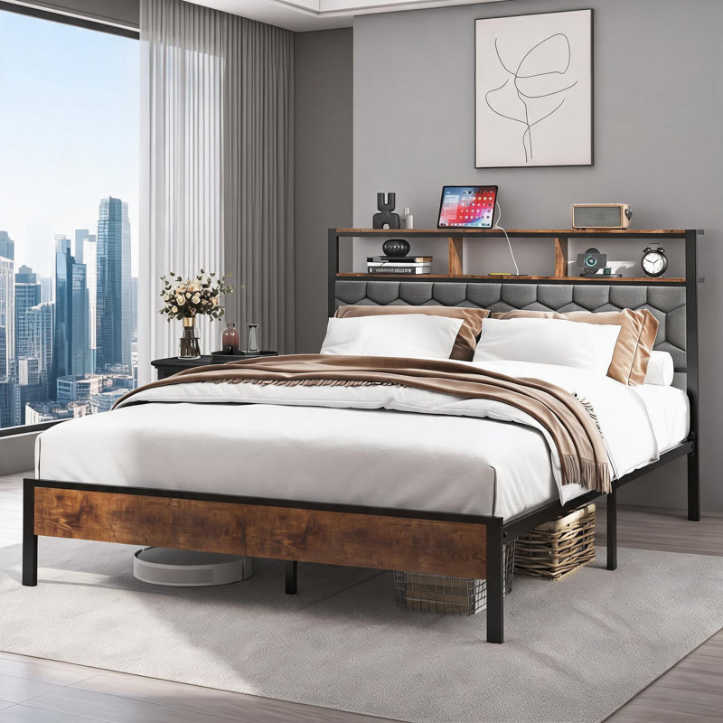Grand lit plateforme avec tête de lit en métal et bois brun, rangement sous le lit, charge intégrée pour la chambre à coucher