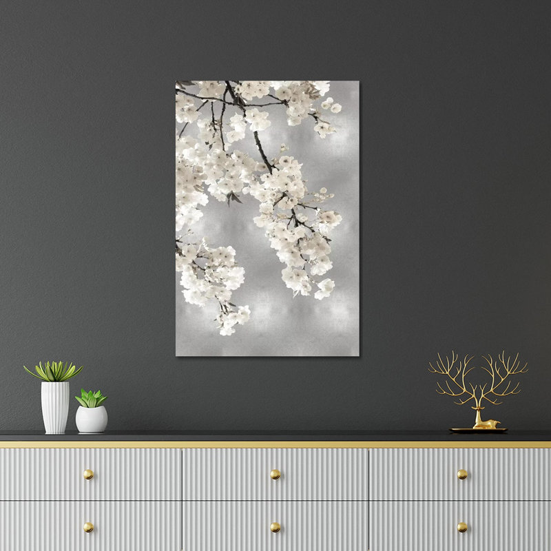 «White Blossoms on Silver I» par Kate Bennett - impression non encadrée, H 32 po x l 24 po x P 0,25 po