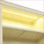 Bibliothèque moderne à 5 niveaux de 83 po de hauteur | Tablettes réglables | Lumière DEL | Beige + jaune moutarde | Bois massif et panneau de fibres à densité moyenne-482172576