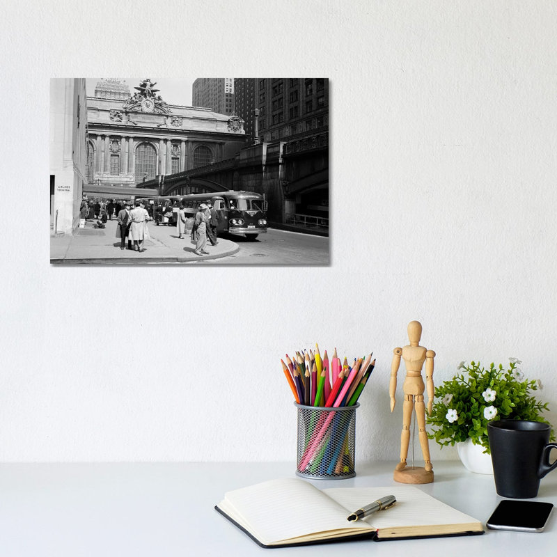 1940S Buses At Airlines Terminal Building On Park Ave Pershing Square Grand Central Station Midtown Manhattan New York City USA - Wrapped Canvas Print