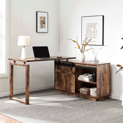 Bureau en bois vieilli d'angle avec rangement intégré et porte coulissante de style grange pour un bureau à domicile élégant, côté réversible, plateau de 59 cm de profondeur, 141 cm de largeur, 134 cm de profondeur, porte de poste de travail de 76 cm de hauteur.